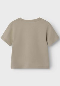 T-shirt beige a maniche corte con collo rotondo, realizzato in morbido cotone. Presenta un orlo dritto e un design semplice, senza motivi visibili.