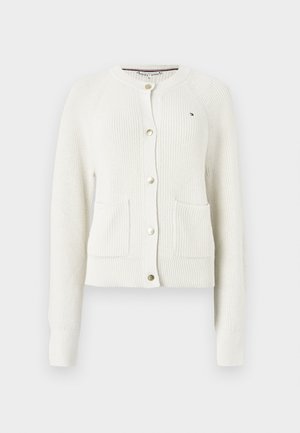 Cardigan blanc en maille avec col rond, fermeture à boutons sur le devant, deux poches avant et poignets côtelés. Design simple avec tissu texturé.