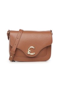 Bolso bandolera de cuero marrón con cierre de solapa, detalle de logo en relieve y correa ajustable. Presenta una superficie texturizada y una forma estructurada.