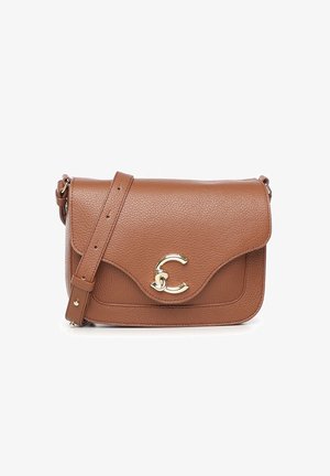 Bruine leren crossbodytas met een klepsluiting, geperst logo-accent en verstelbare riem. Heeft een gestructureerd oppervlak en een stevige vorm.