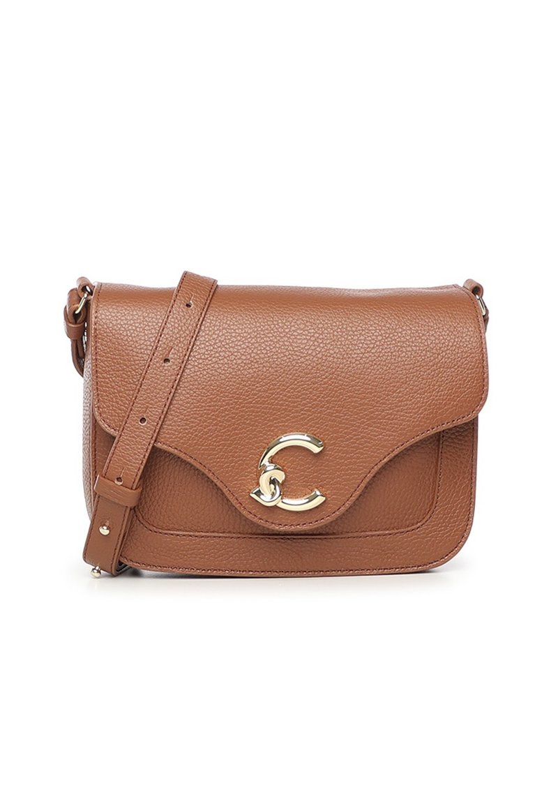 Bolso bandolera de cuero marrón con cierre de solapa, detalle de logo en relieve y correa ajustable. Presenta una superficie texturizada y una forma estructurada.