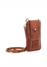 Pochette per telefono in pelle marrone con patta frontale, chiusura a scatto, tracolla removibile e dettaglio a toppa. Presenta una texture liscia e un design semplice.