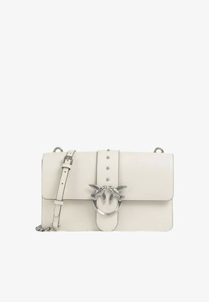 Borsa a mano in pelle bianca con chiusura a pattina, hardware con motivo uccello in argento, borchie e tracolla regolabile. Finitura strutturata sui lati.