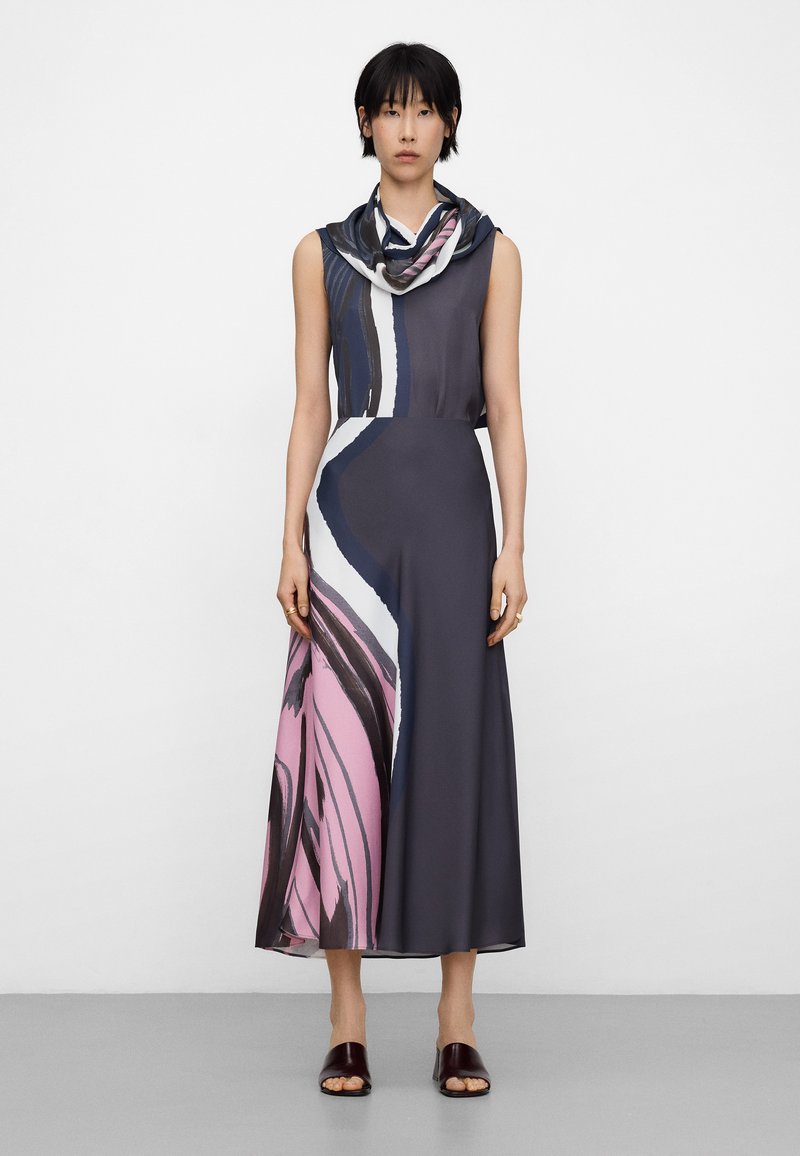 Sukienka bez rękawów w ciemnoszarym materiale, zdobiona wyrazistymi różowymi i białymi abstrakcyjnymi wzorami. Do kompletu dołączony szal w tym samym wzorze.