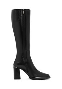 Botas de cuero negro hasta la rodilla con un acabado suave, punta cuadrada y un tacón grueso. La cremallera lateral añade detalle y funcionalidad.