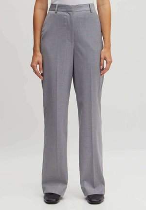 Grijze op maat gemaakte broek met een rechte pijpdesign, voorzien van een plooi aan de voorkant, ceintuurlussen en een zachte textuur.