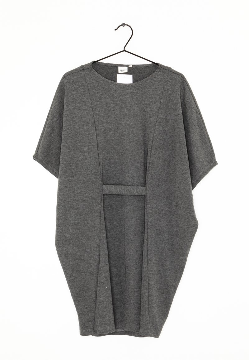 Robe courte ample à manches courtes de couleur gris foncé avec des côtés larges et un détail en tissu horizontal au niveau du ventre, suspendue à un cintre noir.