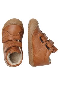 Hnědé kožené boty pro batolata s dvojitými suchými zipy, polstrovaným interiérem, gumovými podrážkami a texturovanými detaily na špičce a po stranách.