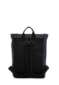 Svart, strukturerad ryggsäck med texturerat tyg, meshnätpaneler, justerbara remmar och dubbla övre handtag för grepp. Texturerade detaljer längs sidorna.