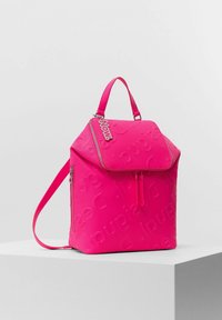 Sac à dos rose vif avec motif de logo en relief, poignée supérieure, fermeture éclair, poche latérale zippée et une étiquette porte-clés indiquant "Maintenant !"