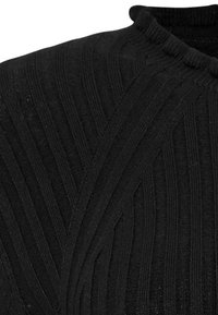 Zwarte gebreide top met verticale ribbeltextuur, voorzien van een hoge hals en een gladde afwerking. Verstevigde naden zichtbaar rond de schouders.