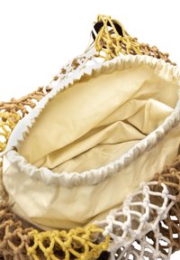 Borsa in maglia con un design intrecciato testurizzato nei colori marrone, giallo e bianco; presenta un interno morbido beige e una chiusura a cordoncino.