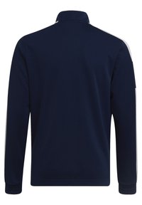 Giacca blu navy con colletto alto, maniche lunghe e strisce bianche a contrasto sui lati, realizzata in tessuto liscio e leggero.