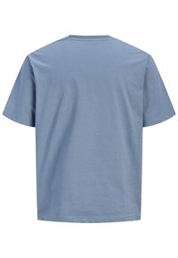 Απλό ανοιχτό μπλε κοντομάνικο μπλουζάκι, εμφανιζόμενο από πίσω, με λαιμόκοψη στρογγυλή και χωρίς ορατό σχέδιο ή λογότυπα.