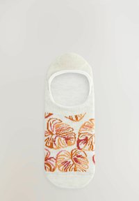 Bijela anklet čarapa s nizom spiralnih uzoraka u nijansama narančaste i roze; izrađena od teksturiranog, prozračnog materijala.