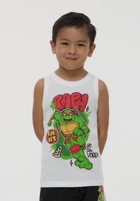 Canotta bianca senza maniche con una grafica di una tartaruga cartone animato verde, accentuata da dettagli rossi e verdi, con il testo "RAPH" e particolari di pizza.