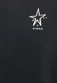 Černý bavlněný top s bílou grafiku hvězdy a názvem značky "PINKO" pod ní, se hladkým povrchem a jednoduchým designem.