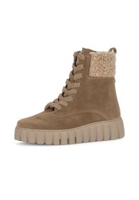 Botines de ante marrón con un cuello texturizado en crema, puntera redonda y suela gruesa de rayas beige. Cierre de cordones en la parte delantera para un ajuste seguro.