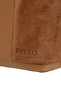 Borsa a tracolla in suede marrone con base in pelle liscia, caratterizzata da accenti cuciti e un logo a rilievo, che presenta una forma rettangolare.