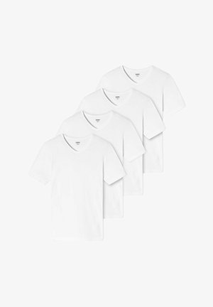 Quatre t-shirts blancs à manches courtes en col en V empilés en éventail sur un fond blanc.