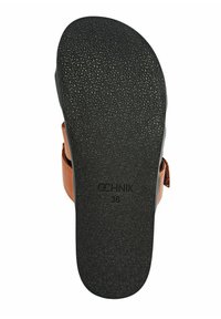 Brązowe skórzane sandały z teksturowaną czarną gumową podeszwą. Rozmiar 36 oznaczony na podeszwie. Projekt zawiera akcent w postaci klamry do mocowania pasków.