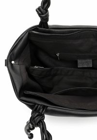 Czarna skórzana torebka z zamkiem na górze, kieszonkami wewnętrznymi oraz ozdobnym węzłowym uchwytem. Gładka faktura i przestronne wnętrze.