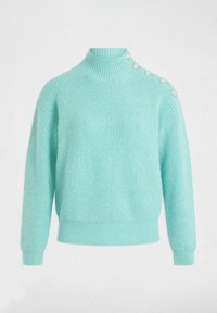 Maglione turchese lavorato a maglia con colletto alto, texture a coste e bottoni decorativi sulla spalla. Materiale morbido e vestibilità rilassata.