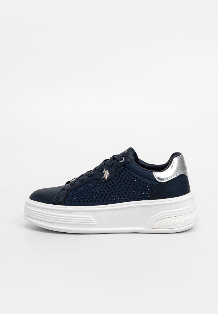 Sneaker blu navy con design perforato, accento argento sul tallone, suola in gomma bianca e chiusura con lacci. Presenta un dettaglio con logo.
