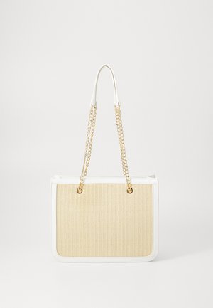 Beige flettet stråveske med hvit skinnkant, doble gullkjedehåndtak og rektangulær form. Overflaten har et teksturert mønster.