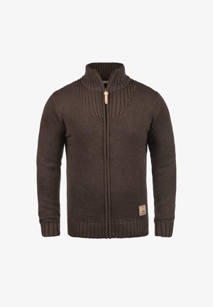 Cardigan maro tricotat, cu guler înalt, dungi verticale pe umeri și fermoar. Are tiv striat și material texturat.