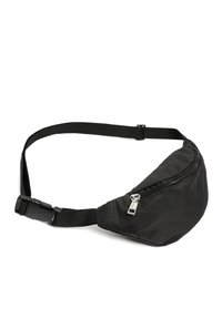 Czarna nerka wykonana z teksturowanej tkaniny, z zaokrąglonym kształtem, suwakiem oraz regulowanym paskiem z klamrą.