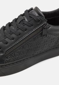 Calvin Klein LACE UP ZIP czarny