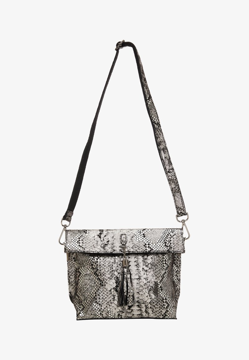 Metallinen käärmeennahkakuosiset käsilaukku, jossa on läppäkiinnitys, musta olkahihna ja tupsu. Käsilaukussa on teksturoitu pinta ja hopeiset yksityiskohdat.
