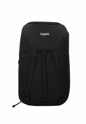 Zaino nero con un design elegante, realizzato in tessuto resistente con una texture liscia. Include cordini bungee funzionali e un logo anteriore.