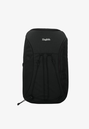 Zaino nero con un design elegante, realizzato in tessuto resistente con una texture liscia. Include cordini bungee funzionali e un logo anteriore.