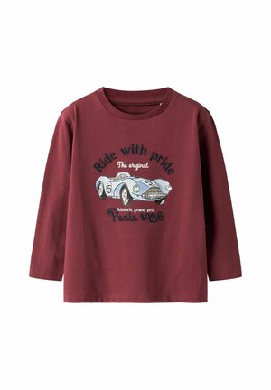 Langarm-T-Shirt aus Baumwolle in Bordeauxrot mit einem blauen Retro-Autogramm, versehen mit dem Text: "Ride with pride", "Paris 1956" und dekorativen Akzenten.