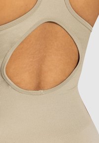 Body beige a costine con un design a schiena scoperta. Texture liscia con scollatura rotonda e dettagli cut-out.