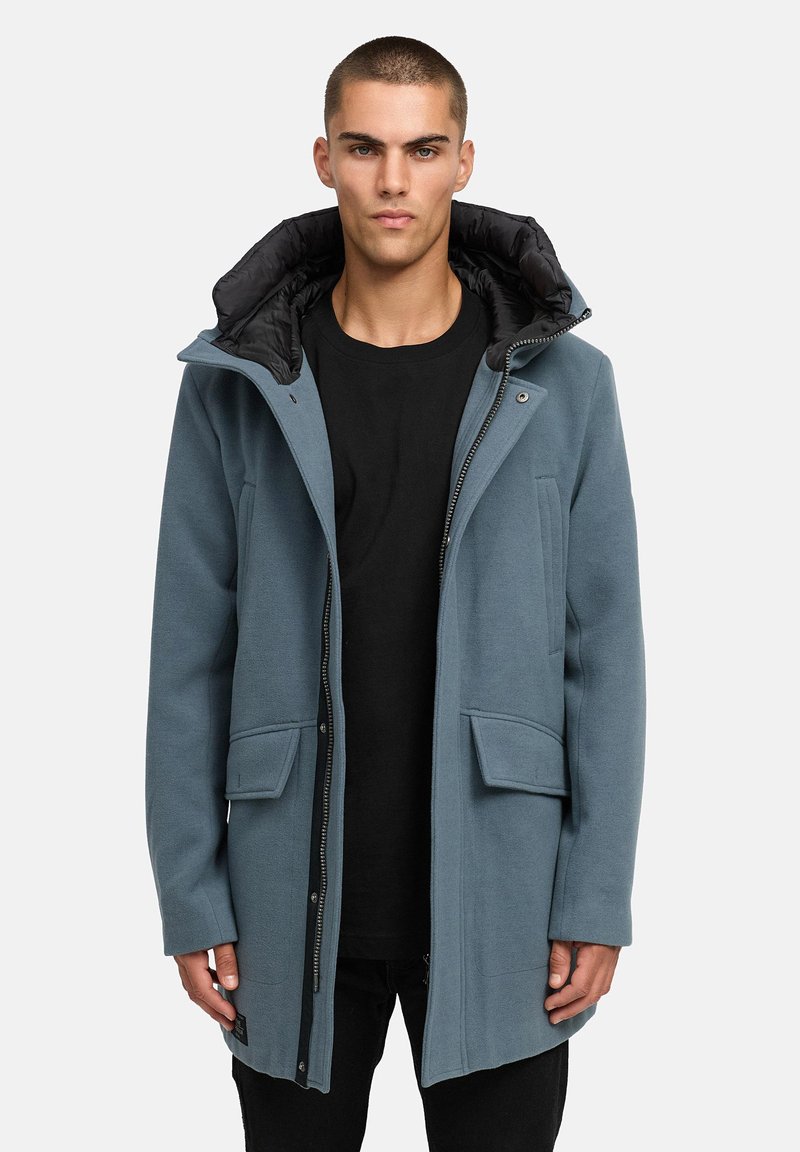 Világoskék parka fekete párnázott kapucnival, cipzáras záródással és két elülső zsebbel. Puha tapintás és modern dizájn.