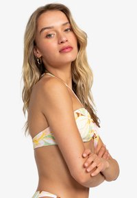 Bikini-top met een bloemenpatroon in pastelkleuren, met een bandeau-ontwerp en verstelbare banden. Gemaakt van glad, rekbaar materiaal.