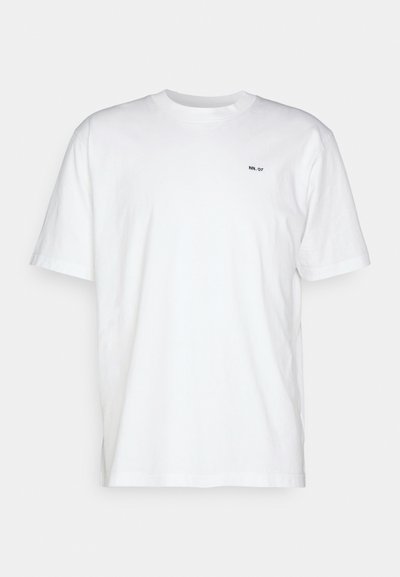 Witte katoenen t-shirt met een ronde hals, korte mouwen en een klein zwart gedrukt logo "NN. 07" op de linkerkant van de borst. Eenvoudig ontwerp.