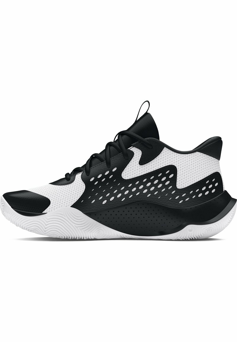 Basket athlétique noir et blanc avec tige en mesh, design ondulé, panneaux latéraux perforés et semelle blanche texturée.
