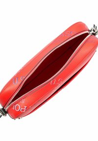 Sac à fermeture éclair rouge en matériau texturé, avec un logo imprimé, double fermetures éclair et un intérieur spacieux avec une doublure lisse.