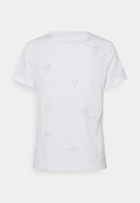 T-shirt blanc à manches courtes avec un motif de palmiers en bleu et rose. Texture douce, coupe décontractée et col rond.