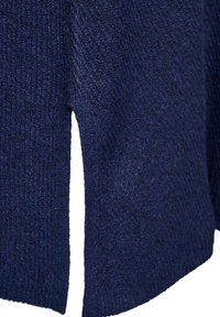 Maglione in maglia blu navy con finitura strutturata, caratterizzato da una spaccatura laterale e un orlo dritto, che conferisce un aspetto casual ma definito.