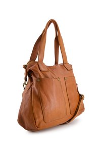 Sac en cuir tan avec deux poches avant, base plate, doubles poignées supérieures et une bandoulière amovible. Présente des coutures discrètes et du matériel en laiton.