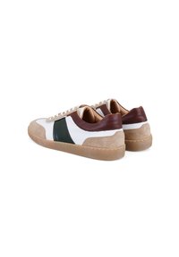 Ledersneakers und Wildledersneakers in Beige, Weiß und Dunkelgrün; runde Schuhspitze; brauner Lederabsatz; strukturierte Sohle; klassisches Schnürdesign.
