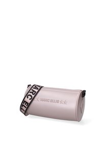 Borsa cilindrica rosa realizzata in materiale lucido. Presenta una tracolla nera con la scritta "MARC ELLIS" e dettagli a stella in rilievo.
