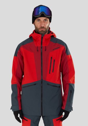 Veste de ski rouge et grise avec capuche, poches zippées et design élégant texturé. Le schéma de couleurs de la veste met en avant des contrastes audacieux.