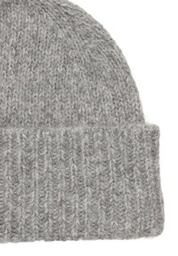 Szara dzianinowa czapka wykonana z miękkiej wełny. Posiada teksturowany ściągacz na mankiecie i lekko zwężający się wierzch.
