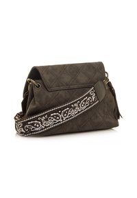 Borsa a tracolla marrone trapuntata con forma strutturata. Presenta una tracolla decorativa con motivo paisley e dettagli con frange. Il materiale appare texturizzato.